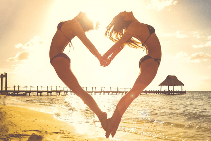 Deux femmes formant un coeur en sautant